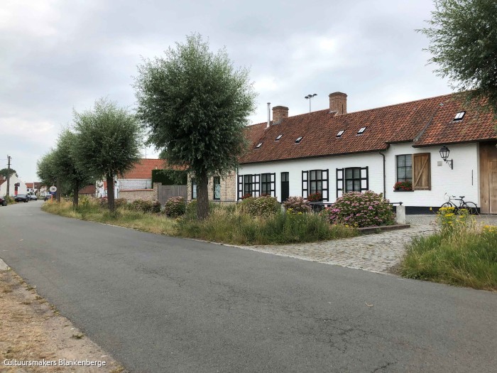 we fietsen langs stille wegen met polderhuizen