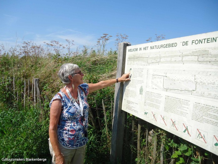 Rita toont info op een bord in de Fonteintjes
